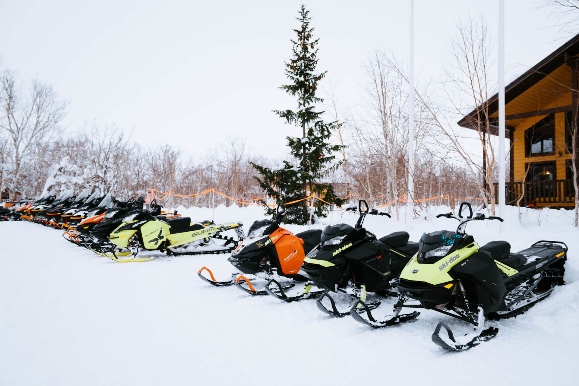 Катание на снегоходах рядом со Снежной Долиной на Камчатке