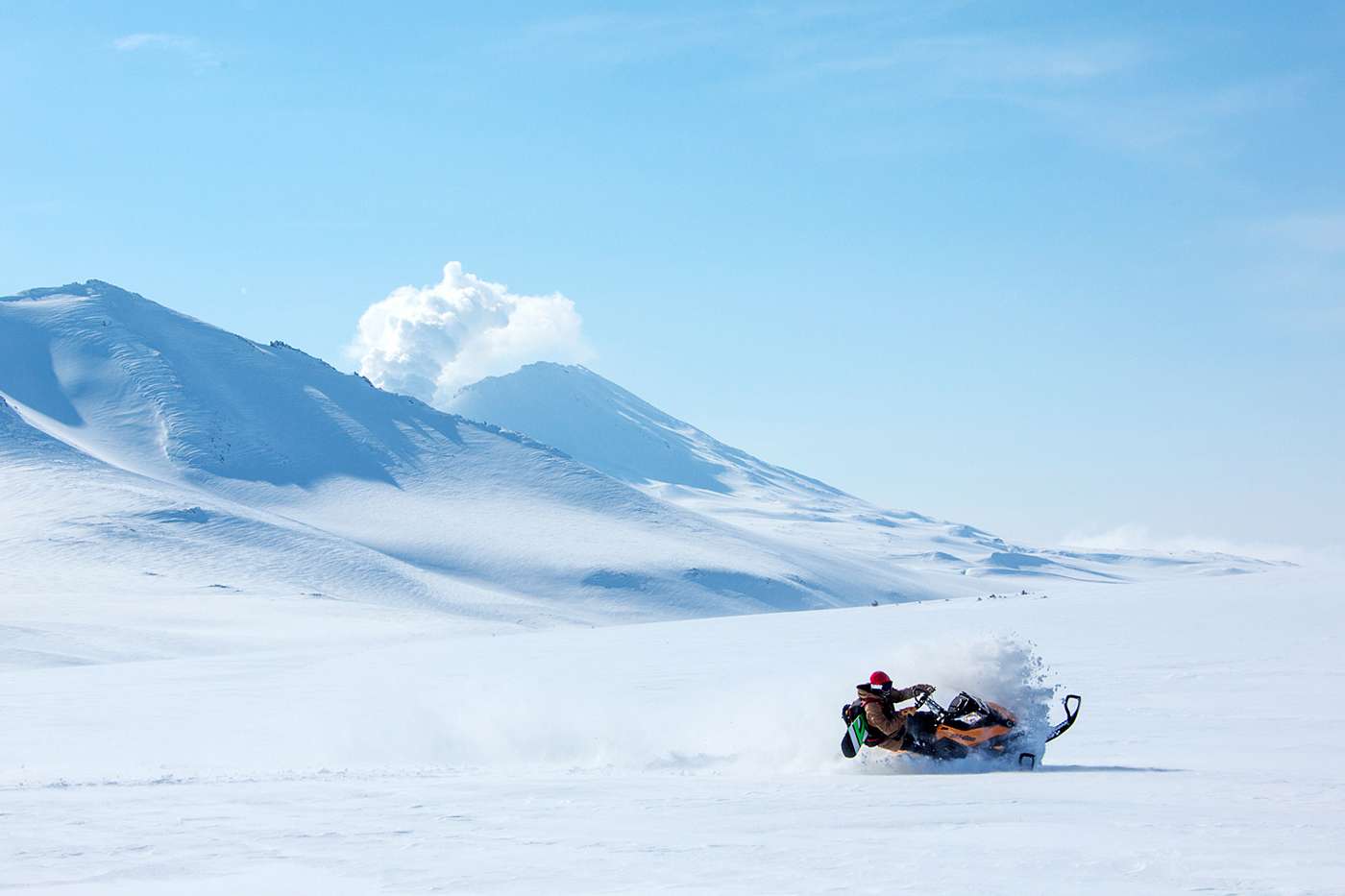 Путешествие на снегоходах на Камчатке на базе отдыха «Снежная Долина»
