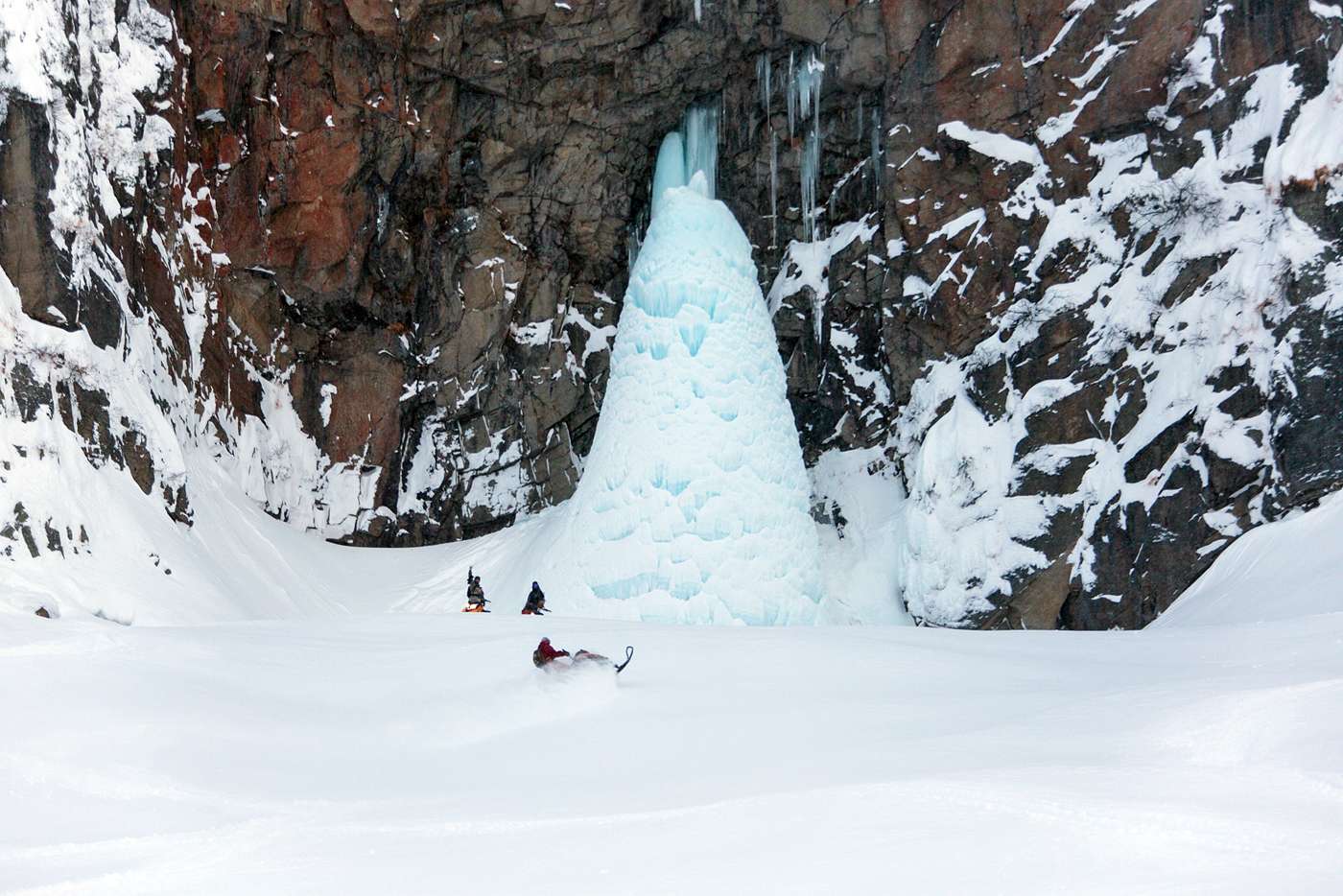 Катание на снегоходах на Камчатке на турбазе «Снежная Долина»