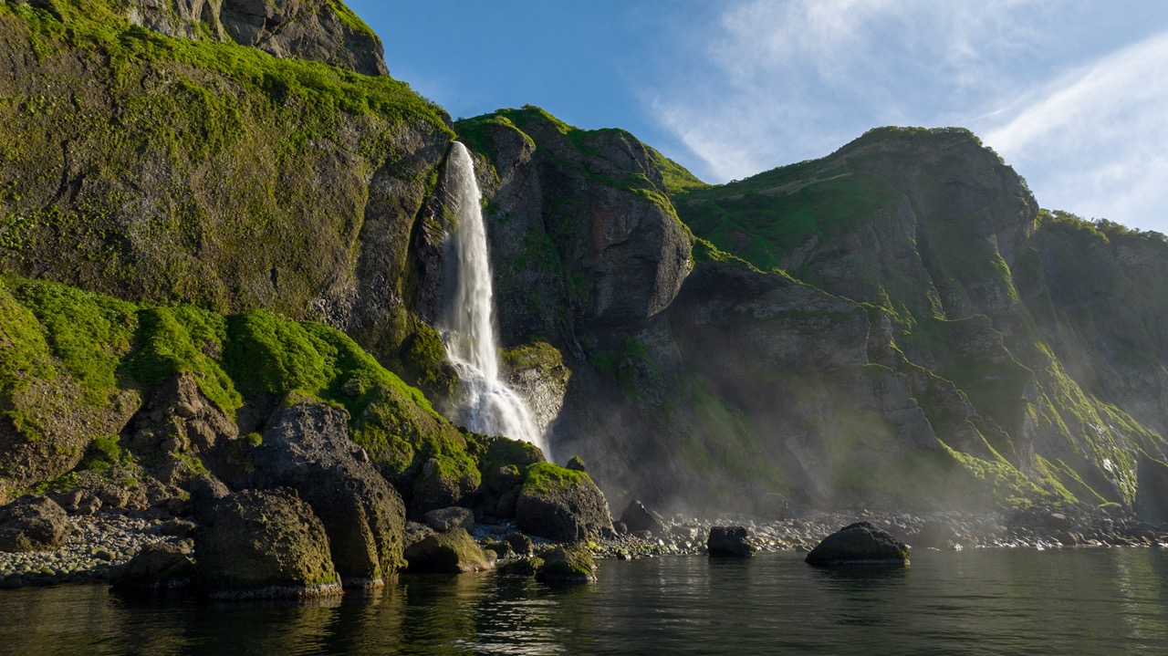 Водопад на берегу моря на Камчатке – экскурсия от базы Снежная Долина