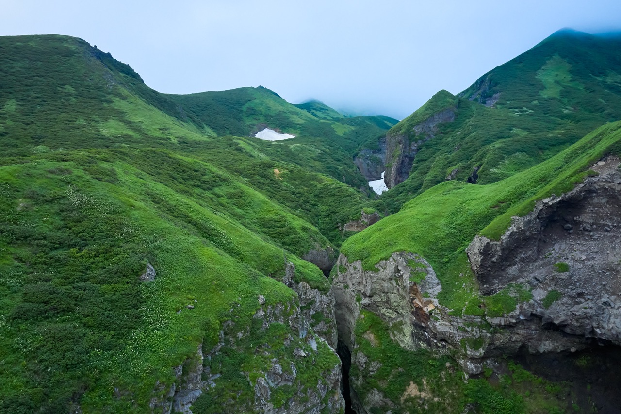 Горы на Камчатке, покрытые зеленью