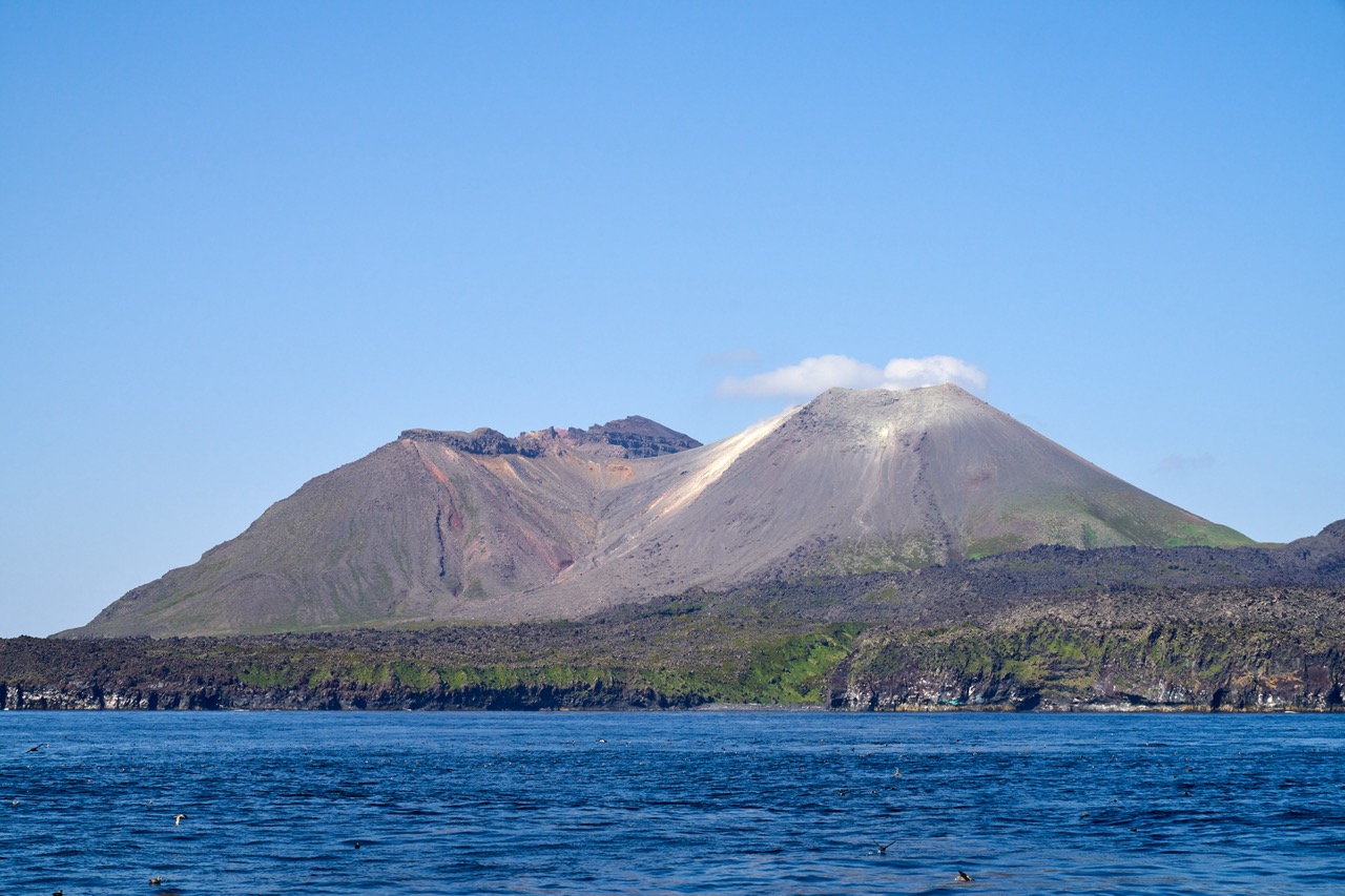 Вид с моря на вулкан на Камчатке – экскурсия от базы Снежная Долина