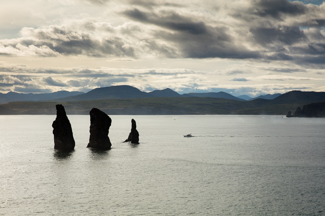 Экскурсия к скалам на море от базы Снежная Долина на Камчатке
